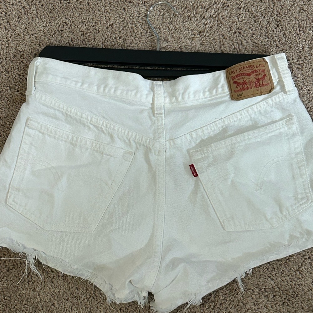 White Levi’s 501 shorts size 28